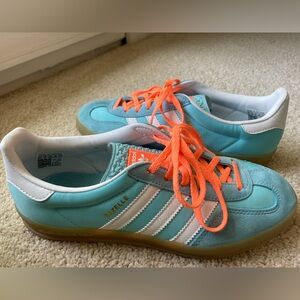 Adidas Gazelle Pre-loved Blue and White. Gum sole.